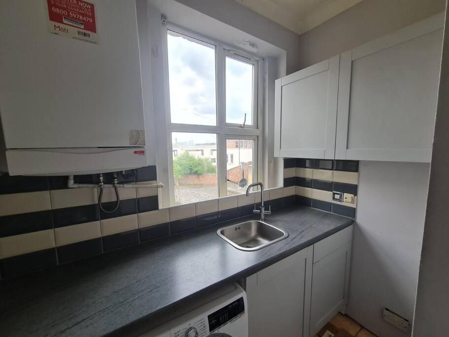 Cute One Bedroom Apartment Лондон Экстерьер фото